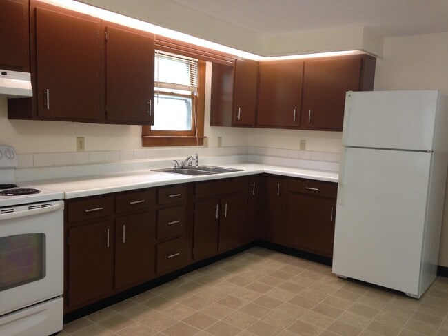 Kitchen - 175 Woodlawn Ave