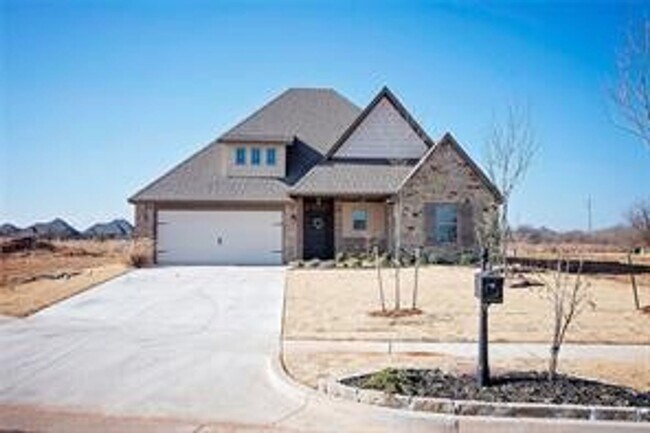 Building Photo - 3 Bed | 2 Bath | 2 Car Garage - Bungalow S...