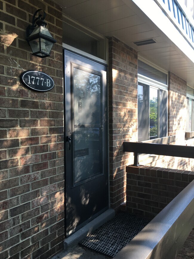 Foto del edificio - 1777 S Hayes St