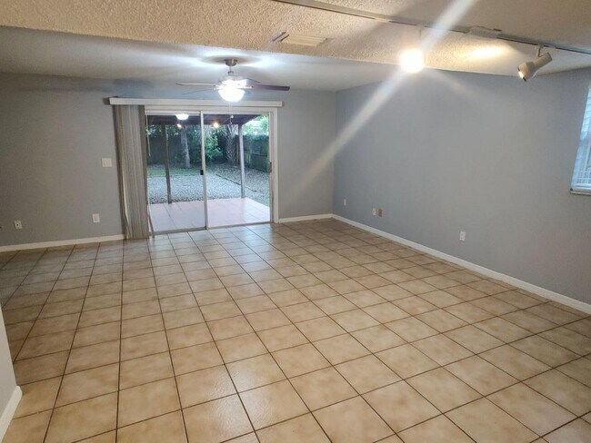 Foto del edificio - 936 Aragon Ave