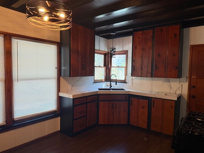 Building Photo - 2 Bedroom 1 Bath Super Cute.