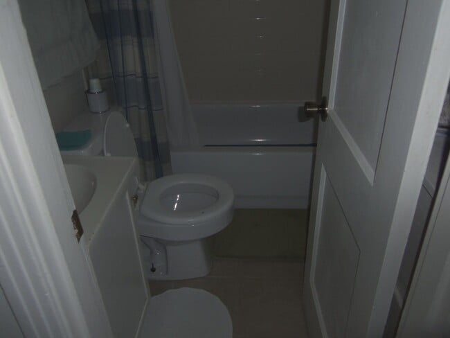 Building Photo - 914 Stetson Ave