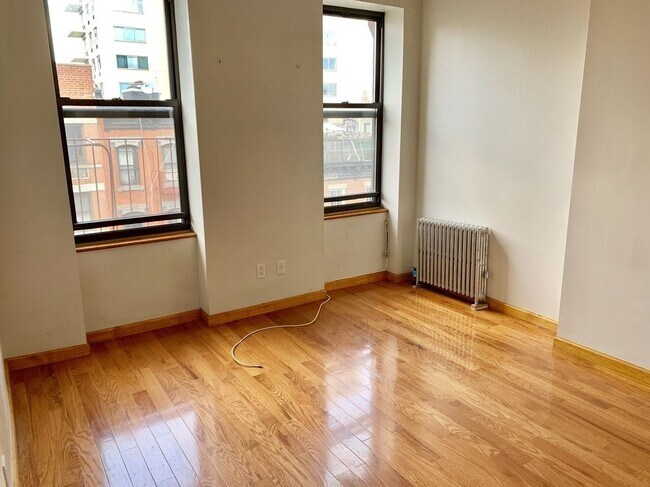 Building Photo - 344 E 9th St