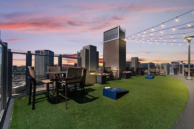 Disfruta de un juego de cornhole en la azotea del SkyDeck - SkyHouse Dallas Apartments