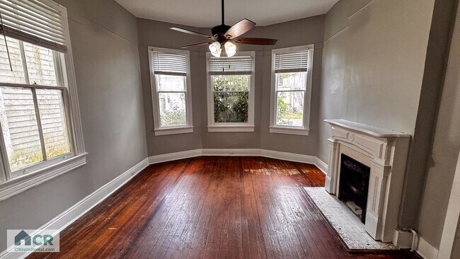 Foto del edificio - SPACIOUS 5Bed/3Bath right off Broadway!