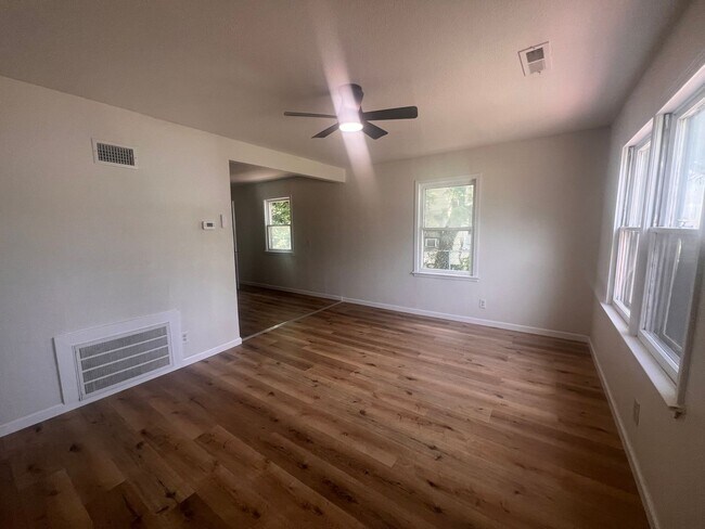 Building Photo - Charming 2 Bedroom 1 Bath located Northeast Wichita, Near WSU and I-35- Move-In Ready