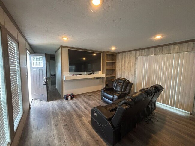 Foto del edificio - 8907 Deerwood Dr