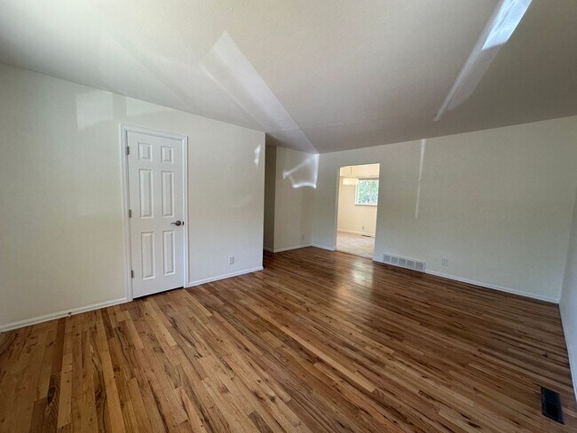 Foto del edificio - Spacious 3 Bedroom House with Attached Garage and Large Yard!