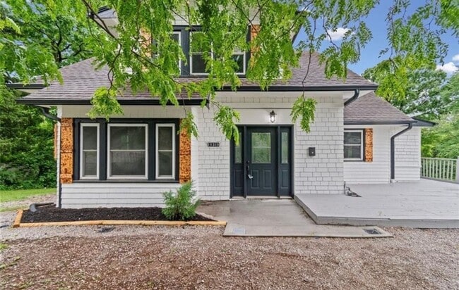 Building Photo - Stunning 3 Bedroom Townhome