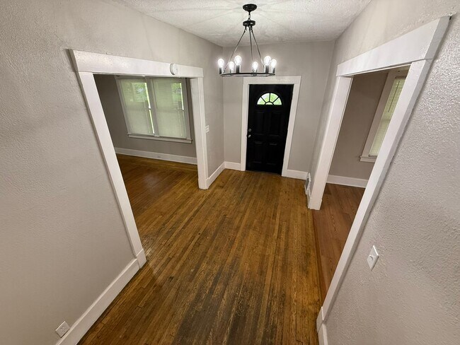 Foto del edificio - Updated and Spacious 3-4 Bedroom, 2 Story Home Located on North Side of Youngstown