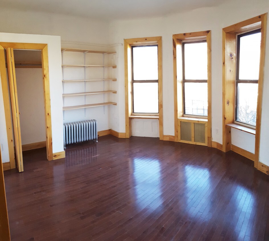 Primary Photo - 1054 Bergen St