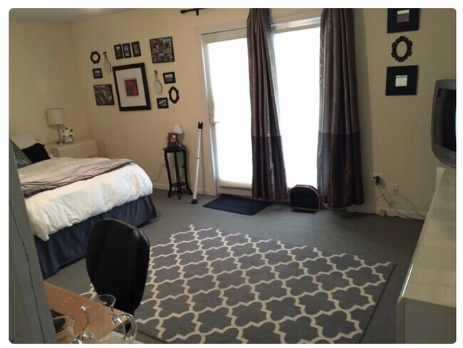 19’x12’ master bed with bath - 3407 N Seminary Ave