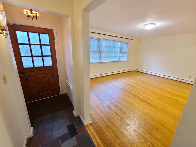 Building Photo - 16 Orchard St