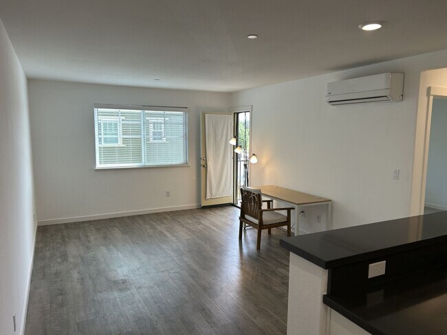 Foto del edificio - Well-Kept 1 Bedroom, 1 Bath Condo in East Petaluma