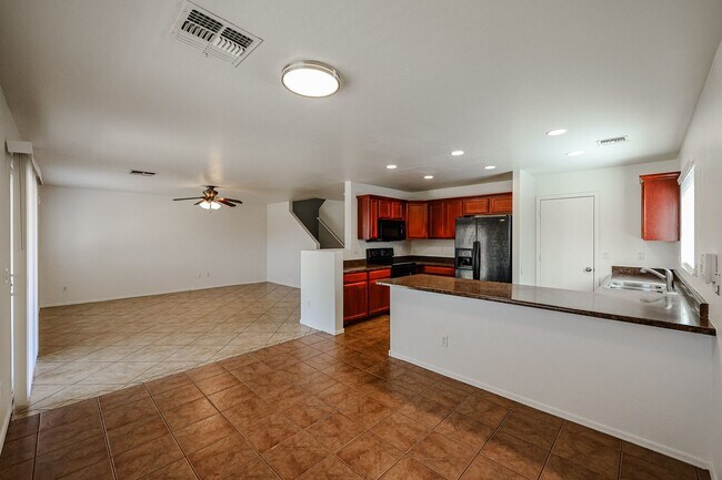 Building Photo - 4 BED 2.5 BATH, 2200+ SFT IN CAMELBACK RAN...