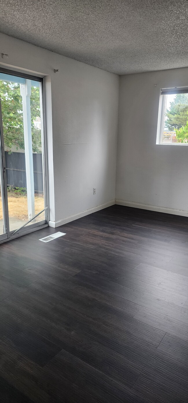 Living room - 4302 S Cedar St