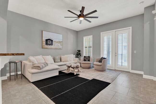 Foto del edificio - Stunning 3/3.5 Baldwin Park Townhome with 2-Car Garage & Upgrades Galore!