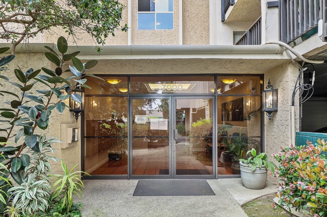 Foto del edificio - 7301 Raintree Cir