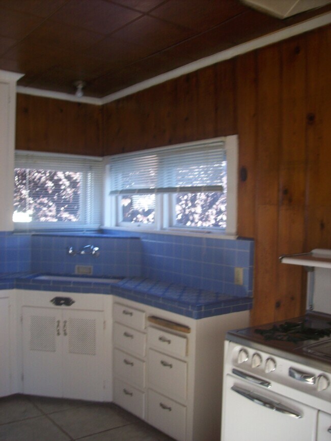 Building Photo - 4834 Del Mar Ave
