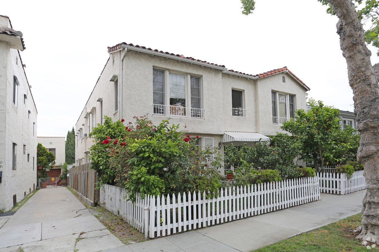 Primary Photo - 232 S Rexford Dr