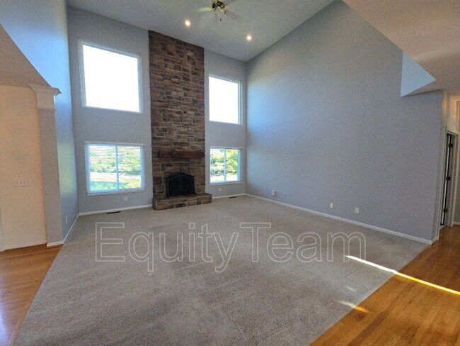 Foto del edificio - 6545 Farmbrook Court