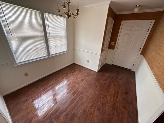 Building Photo - 17/18