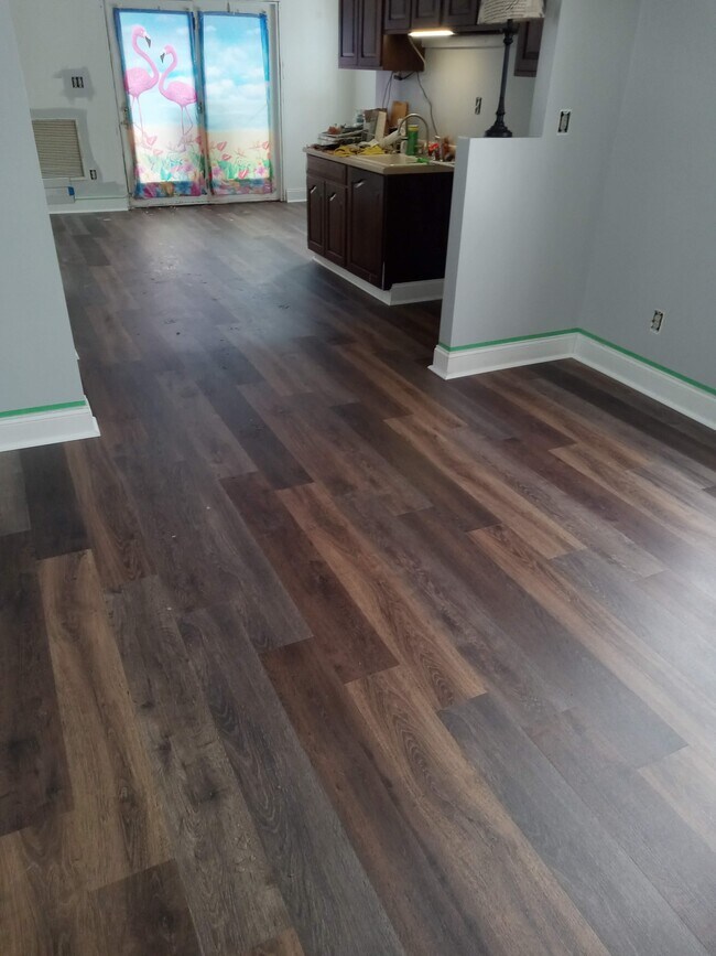 Building Photo - 3650 Lakeview Ave