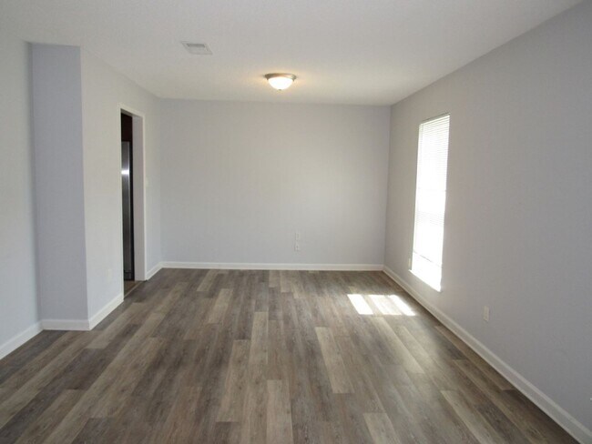 Building Photo - Convenient to shopping & hospitals!
