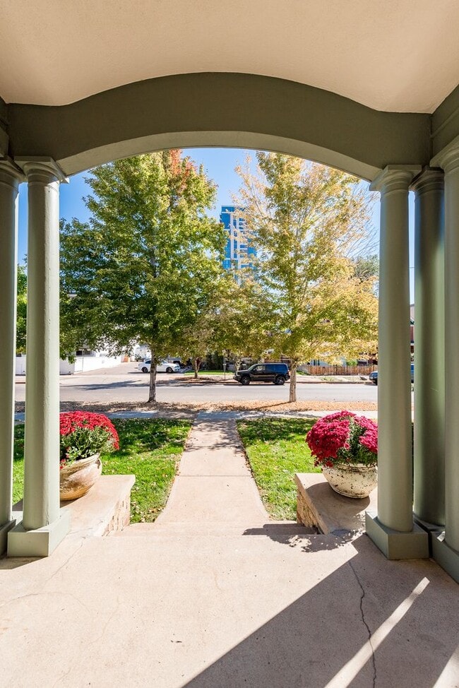 Building Photo - $0 DEPOSIT OPTION! TRADITIONAL BRICK HOME – 4 BED / 2 BATH IN WASH PARK