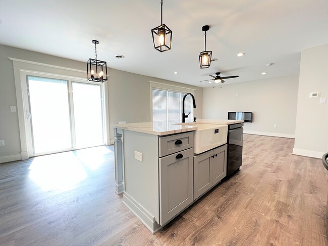 Building Photo - 10975 Main St