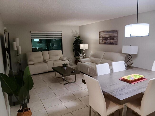 Foto del edificio - 13125 Chadwick Ct