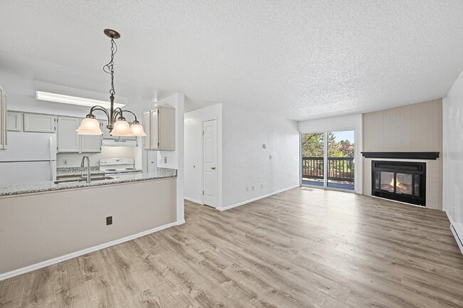 Building Photo - $1,470.95 - 2 Bed, 1 Bath Condo in Aurora with In Unit Laundry!