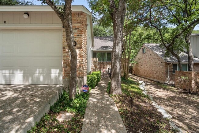 Foto del edificio - 8310 Summerwood Dr