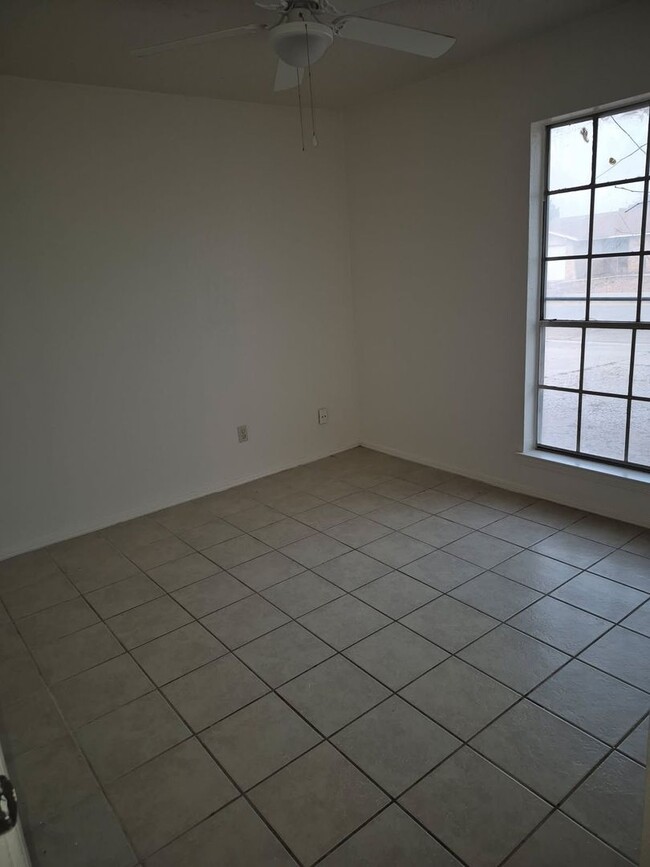 Building Photo - Spacious and remodeled 4 Bedroom, 2 Bath, ...