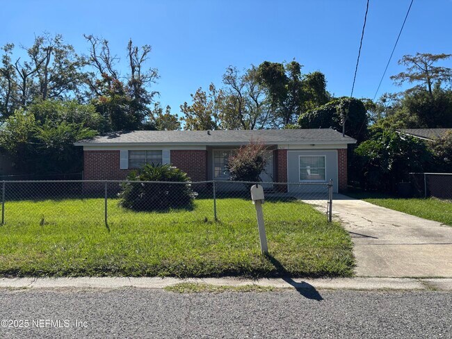 Foto del edificio - 7430 Jade Dr N