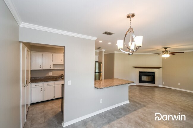 Building Photo - 2040 Kingswood Rd