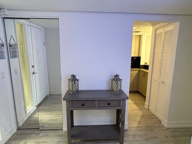 Building Photo - Updated 1 Bed/1.5 Bath Near the Beach! Great Amenities