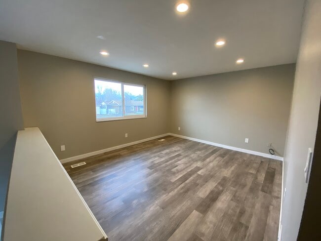 Building Photo - 373 Lakewood Dr