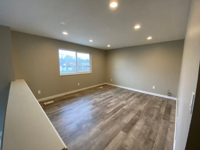 Foto del edificio - 373 Lakewood Dr