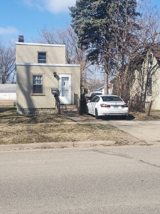 Foto principal - 3 Bedrooms, 2 Bathrooms Single Family Home...