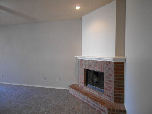 Building Photo - Beautiful, spacious home in North West Lub...