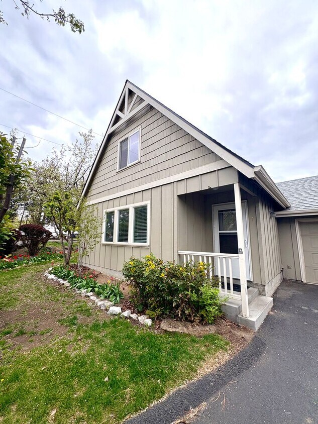 Foto principal - Relaxing Town Home in NW Bend!