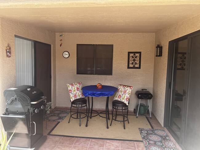 Covered patio with 2 grills: gas and charcoal - 2071 Leisure World