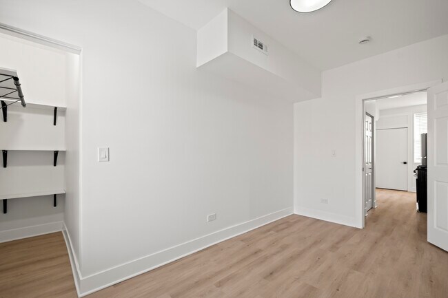 Foto del edificio - 3049 W Berteau Ave