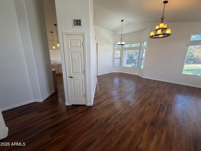 Building Photo - 998 E Mission Dr