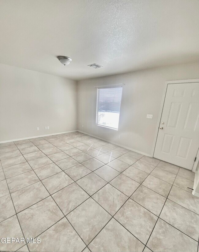 Building Photo - 9389 San Lorenzo Ave