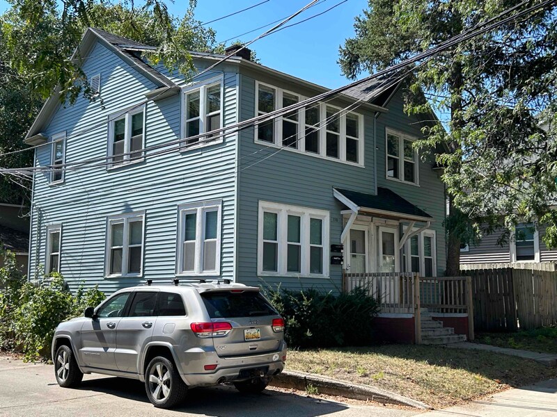 Foto principal - 110 Trowbridge St NE