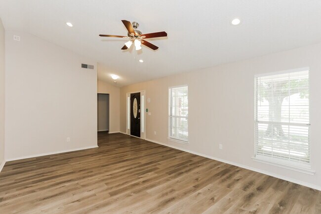 Building Photo - 912 Eagle Dr