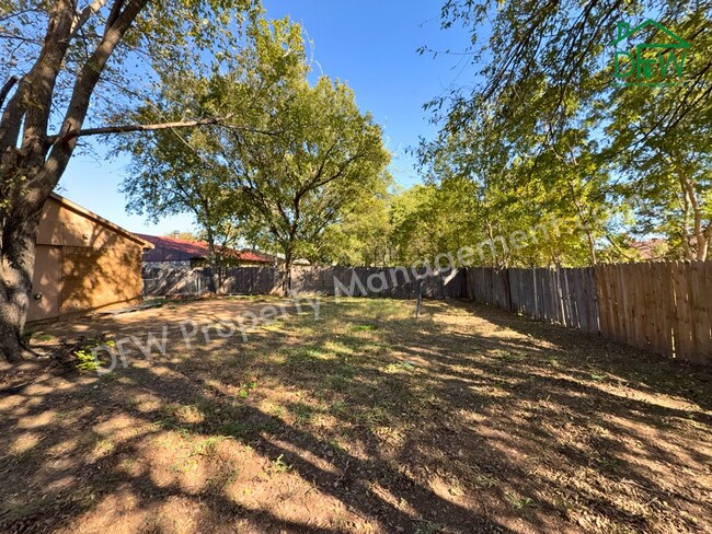 Foto del edificio - Cozy 3-Bedroom Home with Fireplace, Covered Patio & Large Fenced Backyard for Lease