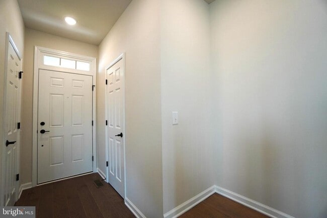 Building Photo - 612 America Dr